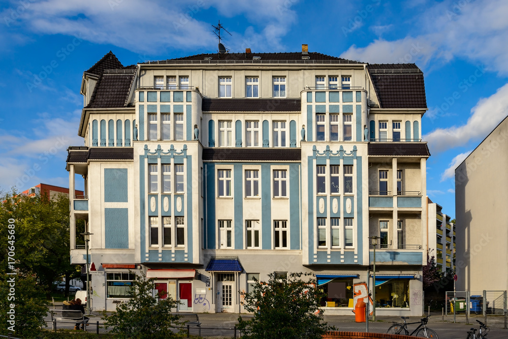 Renovierte Hausfassade mit Jugendstilelementen in Berlin-Friedrichsfelde