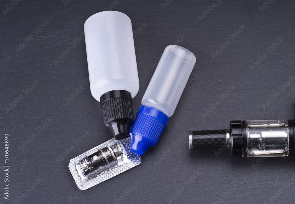 Naklejka premium modern vaporizer boxmod e-cig device on grey background