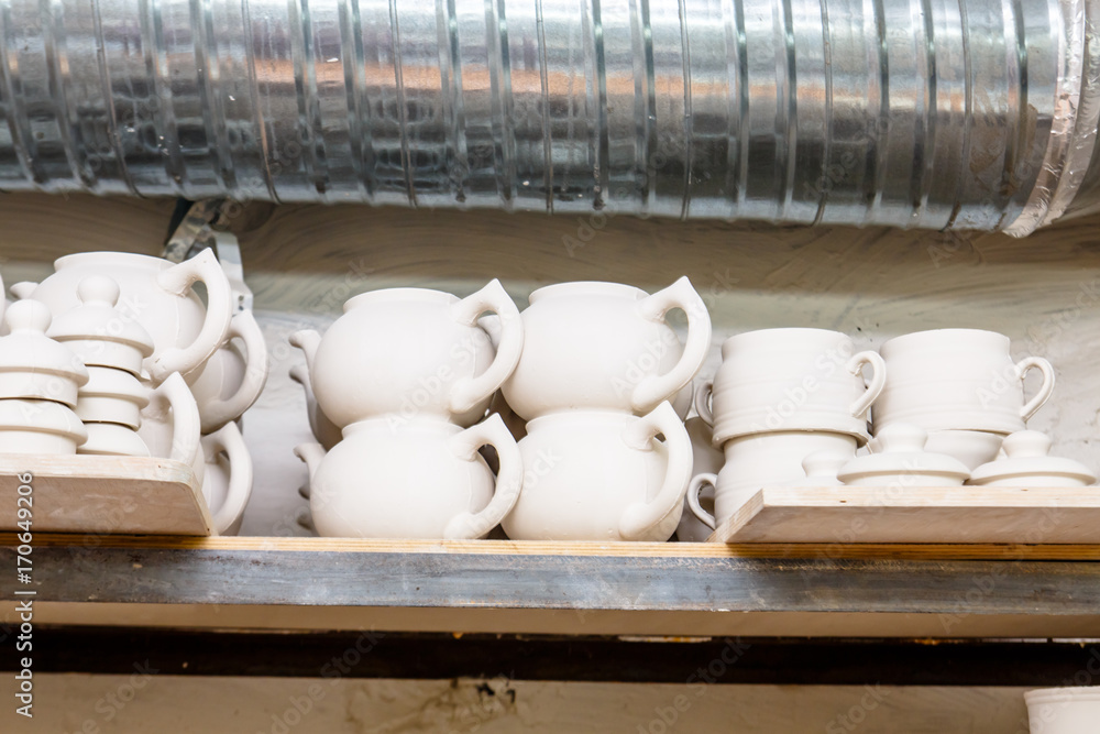 A pottery. A lot of different dishes that are ready for roasting. A pottery. A lot of different dishes that are ready for roasting.