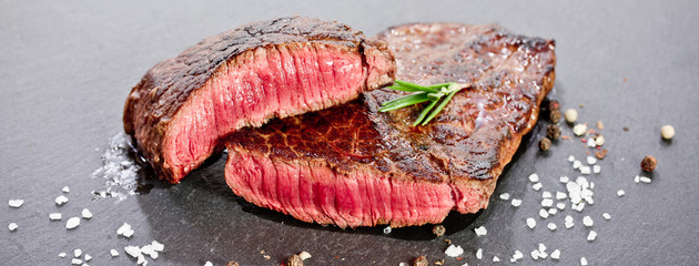 Fototapete Steakhouse Saftiges Steak mit Pfefferkörnern  © Thomas Francois