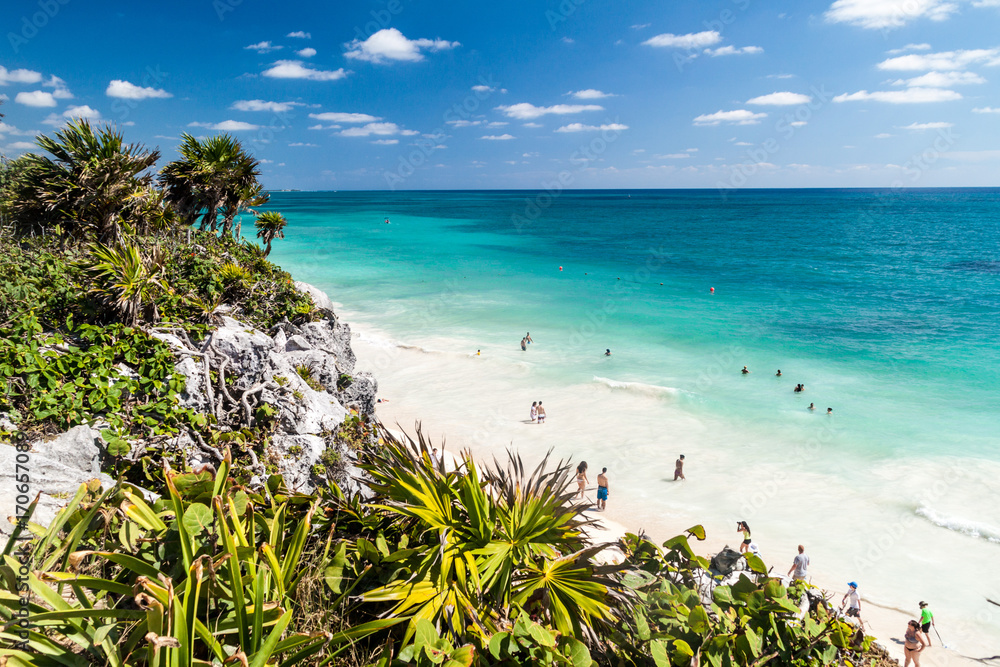 Φωτογραφία TULUM, MEXIO - FEB 29, 2016: Tourists at the beach under the ruins of the ancien