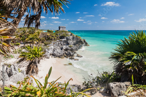 Photos Ruins of the ancient Maya city Tulum and the Caribbean sea, Mexico