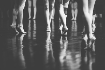 Acrylglasbilder Tanzschule Beine junger Ballerinas im Unterricht  © 22August