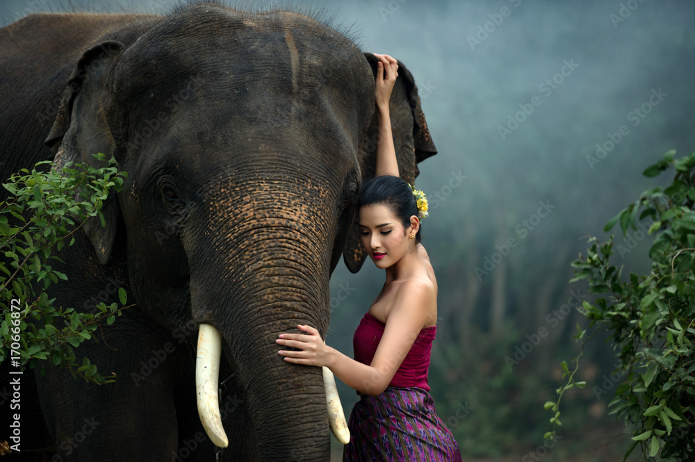 Obraz premium Beautiful Thai woman wearing traditional dress in Chang village