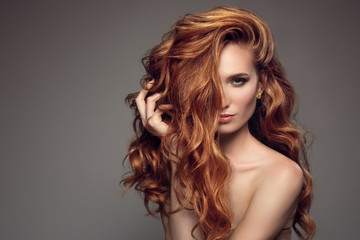 Deken met foto Kapsalon Vrouw met lang krullend rood haar  © yuriyzhuravov