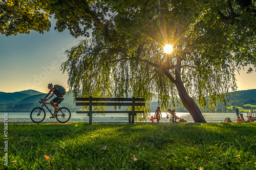 Fotografie Ein herrlicher Sommertag am See mit strahlender Sonne, Familie beim Picknick, ei
