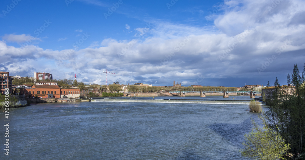 Obraz premium panoramic view to skyline of Toulouse