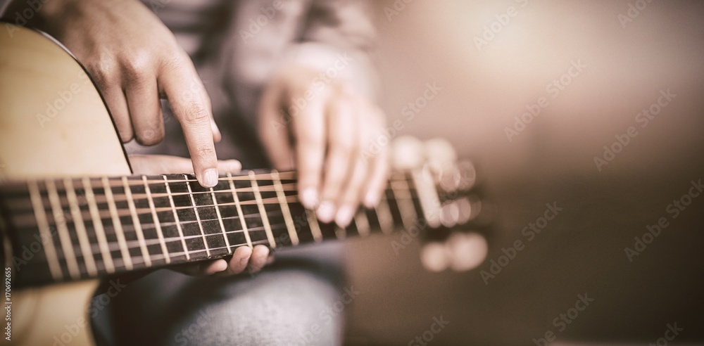 Fototapeta premium Nauczyciel daje lekcje gry na gitarze uczniowi