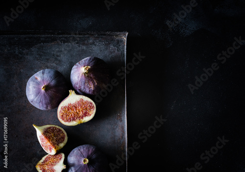 Foto Feigen als ganze Frucht und im Anschnitt von oben auf schwarzem Untergrund bei T