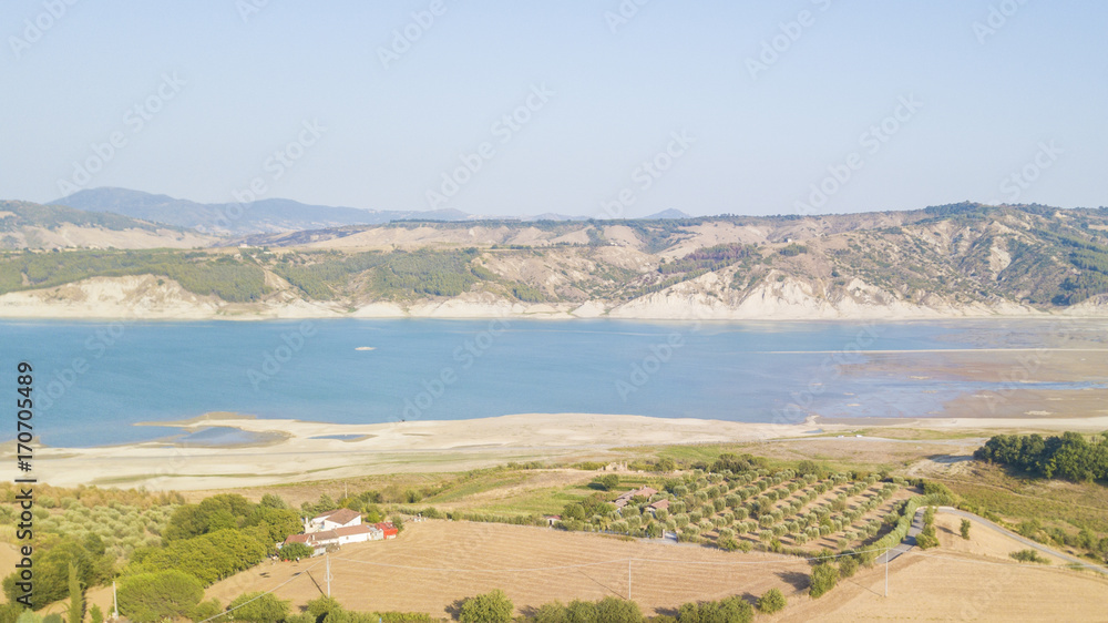 Vista aerea della diga di Monte Cotugno, la più grande diga in terra