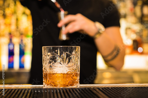 Cocktail sul bancone del bar
