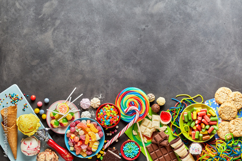 Fotografía Assortment of colourful sweets with copy space