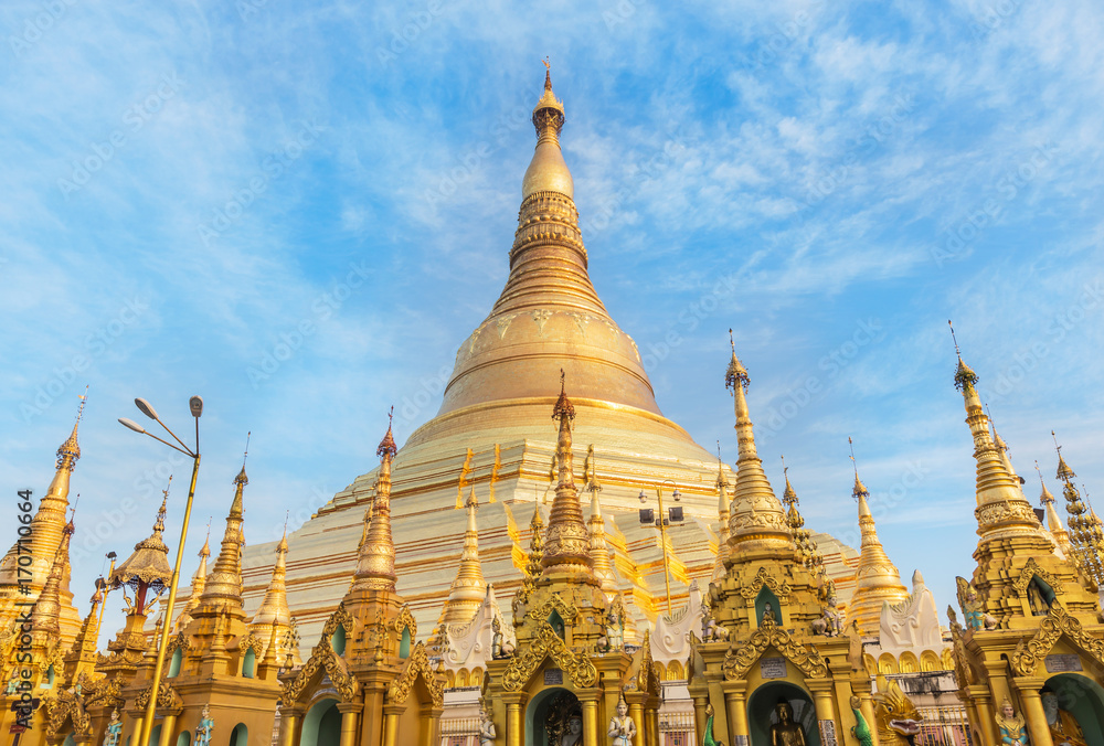 Naklejka premium Shwedagon big golden pagoda most sacred Buddhist pagoda in rangoon, Myanmar(Burma) on blue sky background 