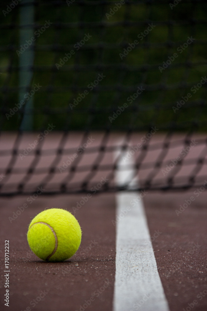 Balle sur cour de tennis