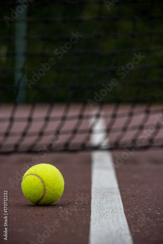 Balle sur cour de tennis