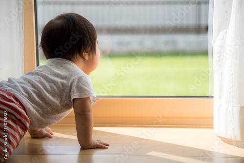 リビングの窓と赤ちゃん