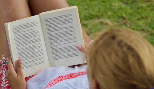 Junge Frau liest ein Buch  photo