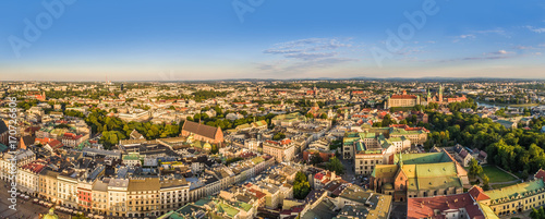 Kraków z lotu ptaka. Panorama starego miasta od ulicy Grodzkiej do Wawelu z widoczną Bazyliką Franciszkanów.
