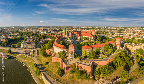 Kraków z lotu ptaka - krajobraz miasta z zamkiem i Katedrą na Wawelu. Panoram miasta z powietrza.