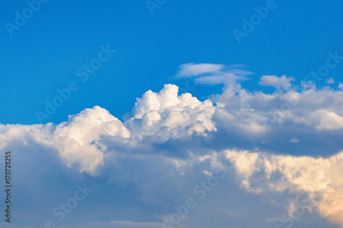 blauer Himmel mit Haufenwolken photo