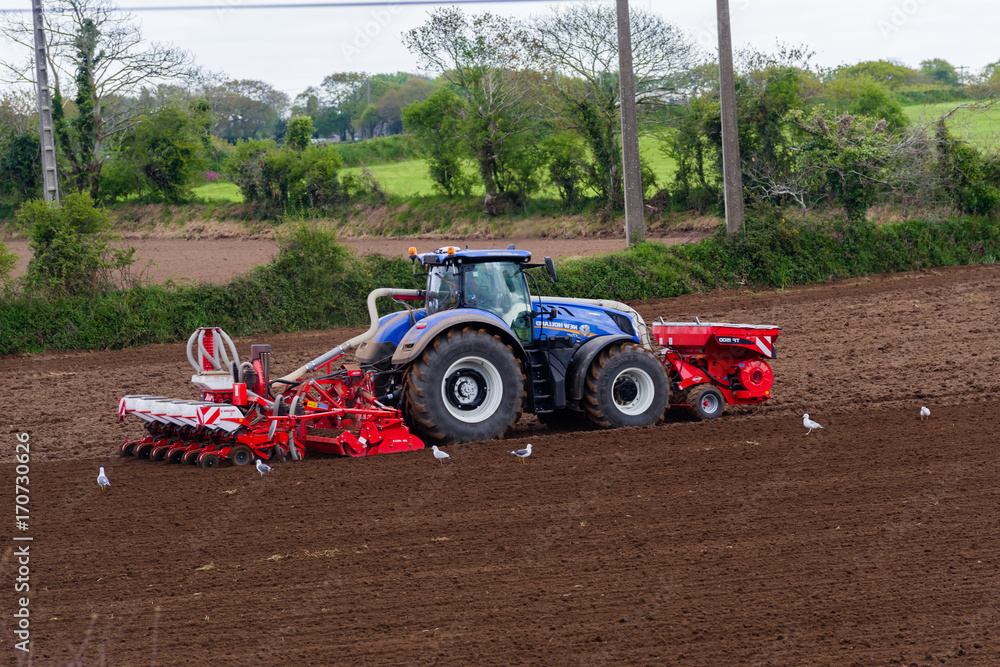 Obraz premium Un tracteur sème du mais