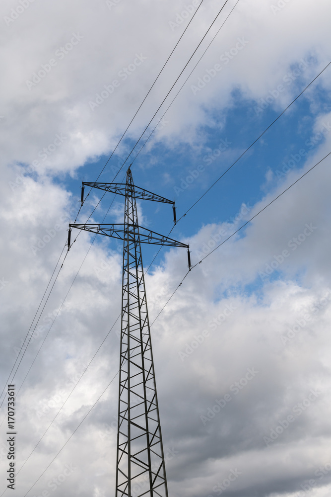 Stromleitung vor blauem Himmel 