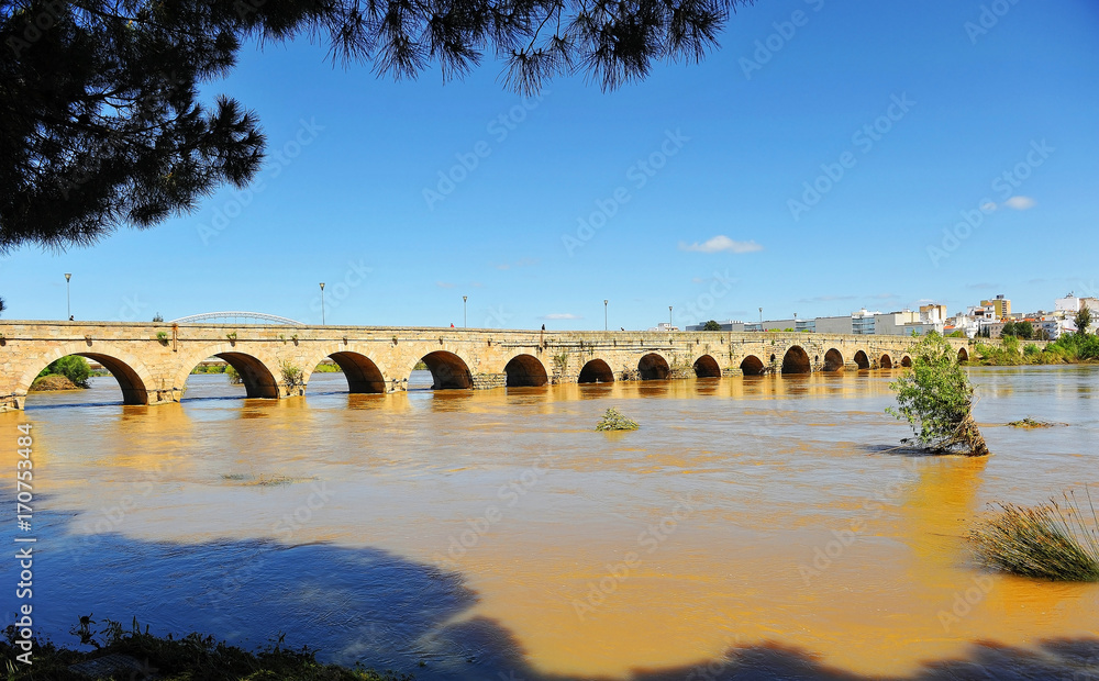 Puente romano de Mérida durante una crecida del río Guadiana, españa