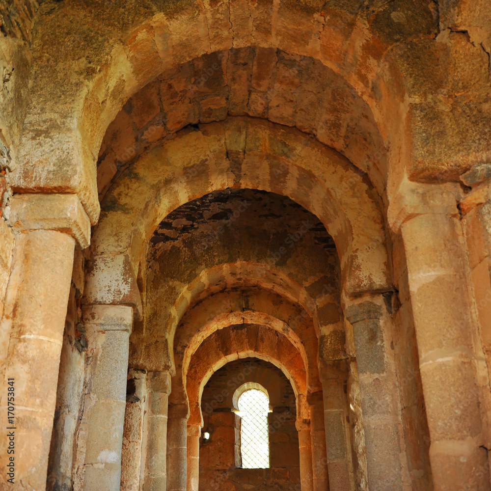 Interior de la iglesia mozárabe del Trampal en Alcuéscar, provincia de Cáceres, España 