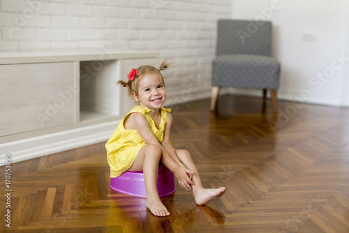 Quadro em tela Little girl on the potty