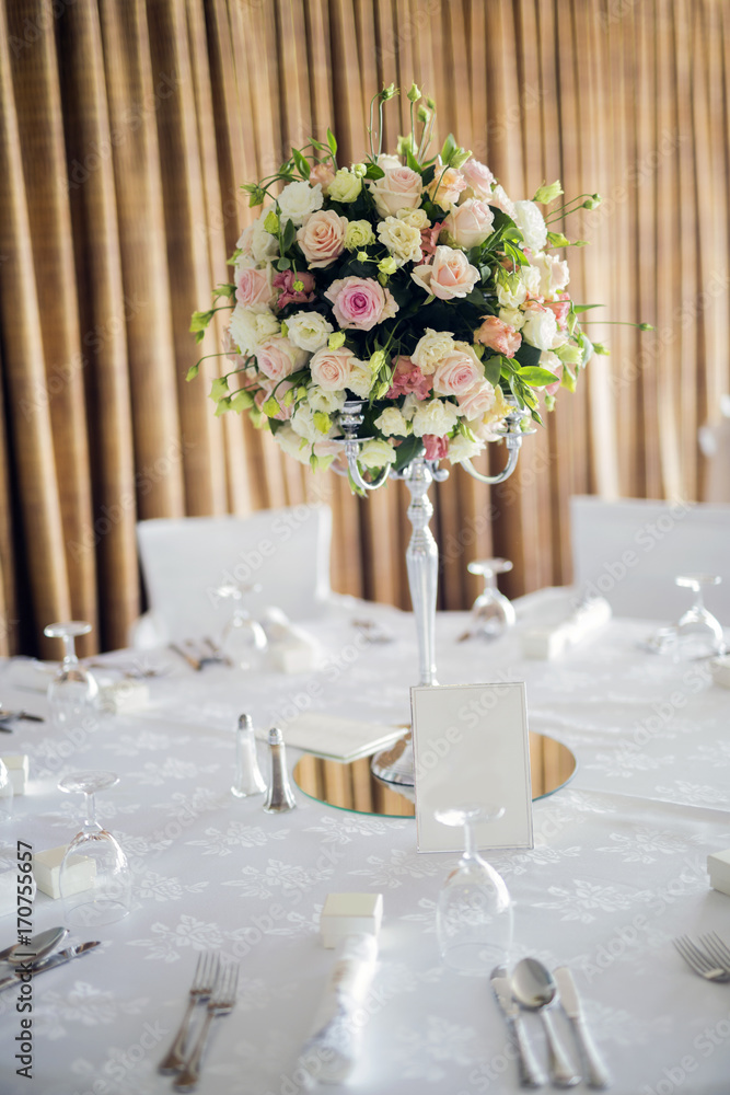 Fototapeta premium Beautiful wedding tables and roses