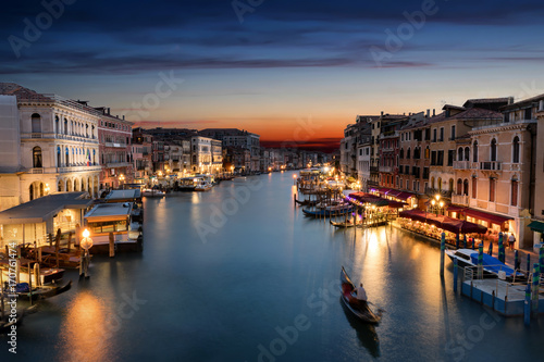 Der Canale Grande in Venedig nach Sonnenuntergang mit vorbeifahrender Gondel © moofushi