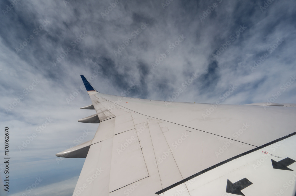 Obraz premium airplane wing and clouds