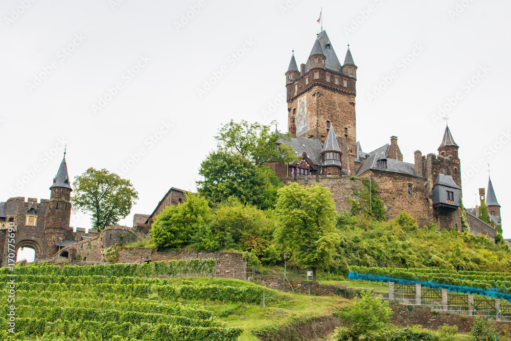 Reichsburg in Kirche Cochem an der Mosel Rheinland-Pfalz Reichsburg in Kirche Cochem an der Mosel Rheinland-Pfalz