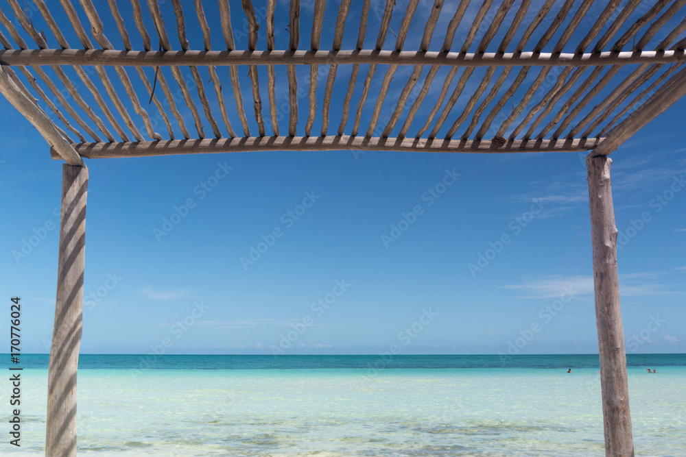 Playas de Varadero, Cuba. Pérgola de madera en el paraiso