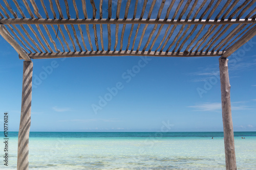 Fototapeta Naklejka Na Ścianę i Meble -  Playas de Varadero, Cuba. Pérgola de madera en el paraiso