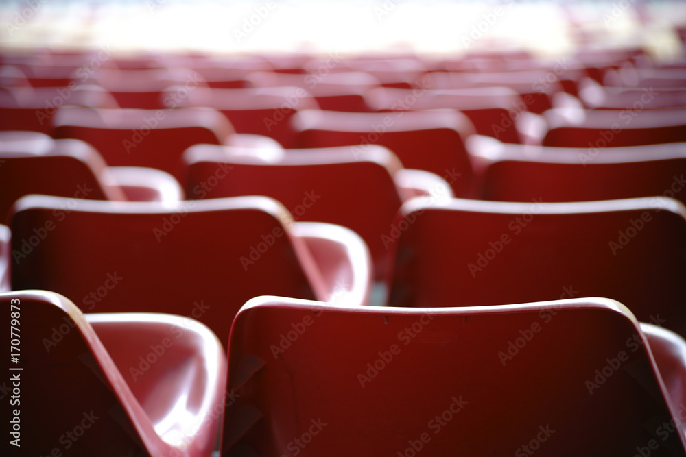 Obraz premium Rzędy siedzeń / Abstrakcyjna fotografia rzędów siedzeń na stadionie.