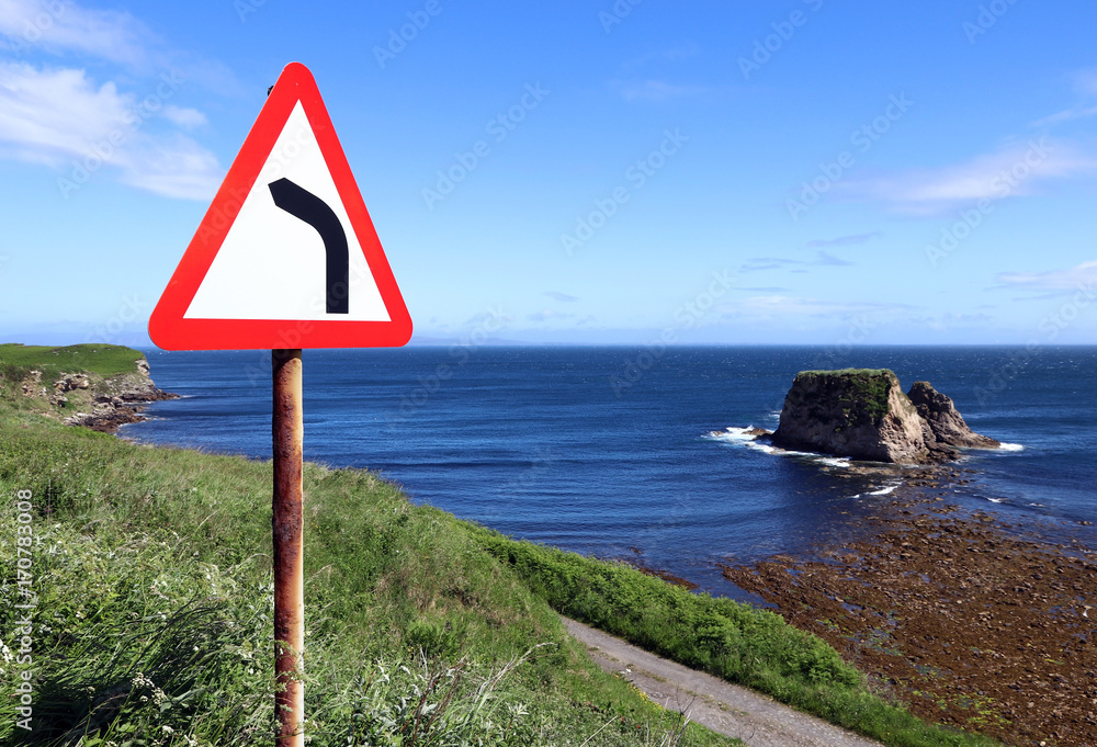 Verkehrszeichen - Straßenschild Links-Kurve