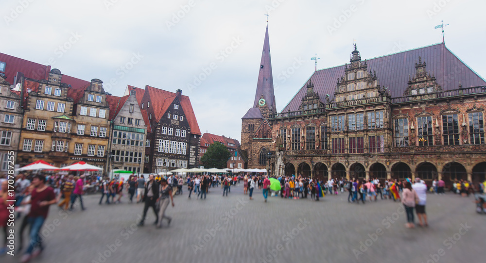 Obraz premium View of Bremen market square with Town Hall, Roland statue and crowd of people, historical center, Germany