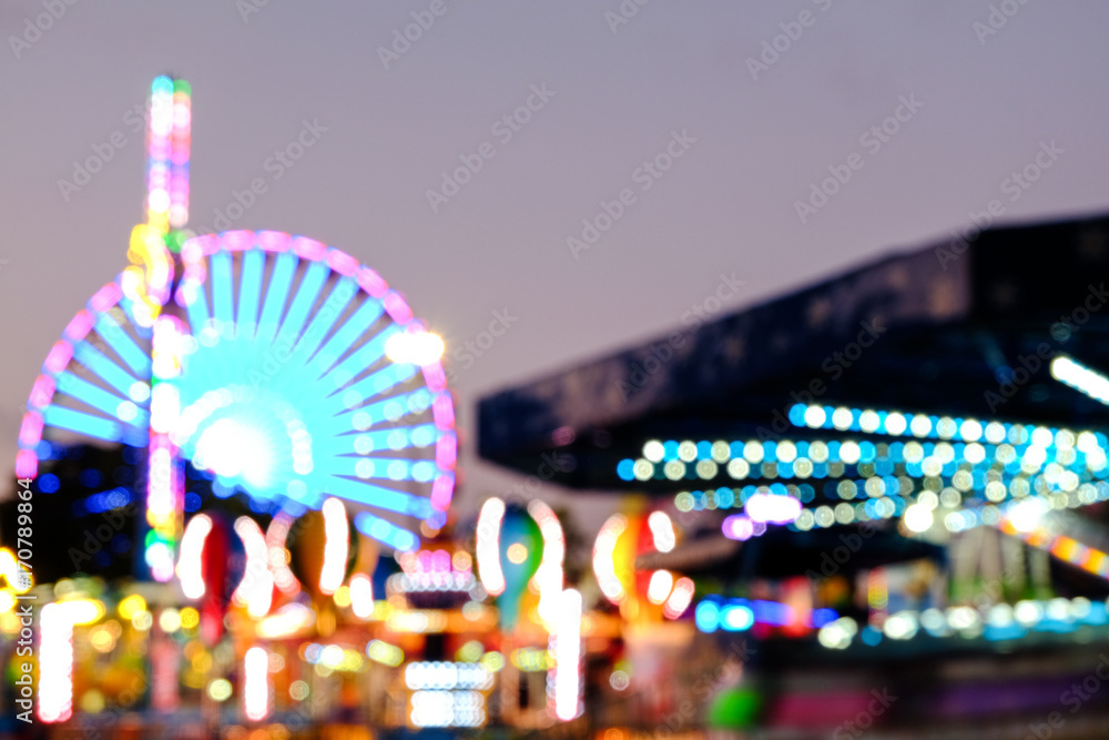 Abstract blur lights of ferris wheel and other attractions at night - obrazy, fototapety, plakaty 