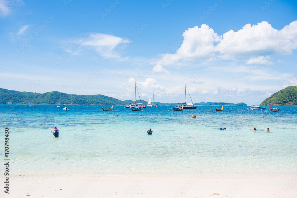 Obraz premium Tourists relaxing on the beach of the banana beach, coral island, Koh Hey in Phuket