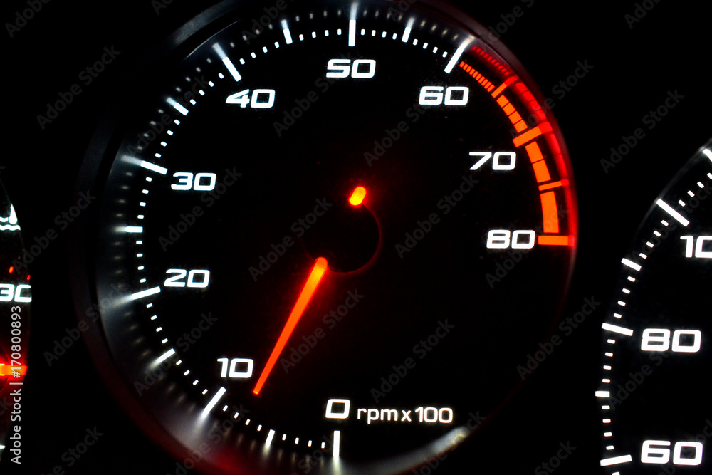 Le compteur de vitesse du moteur