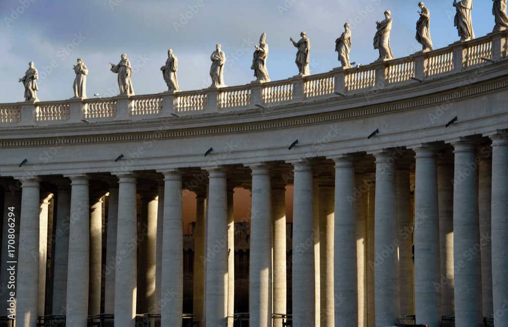 Säulenhalle mit Statuen am Petersplatz in Rom