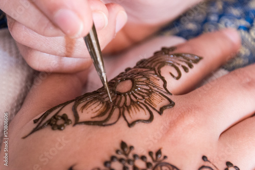 drawing henna