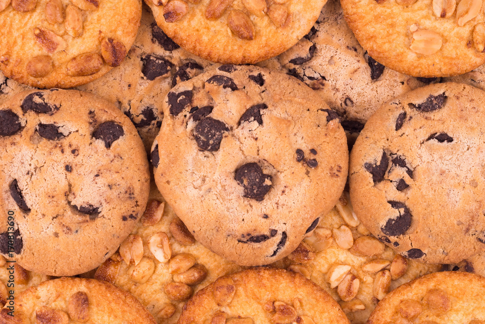 Cookies with peanuts and chocolate.
