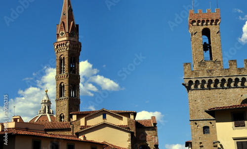 Romanisch-gotischer Turm der der mittelalterlichen Abteikirche Badia Fiorentina und Glockenturm des Bargello photo