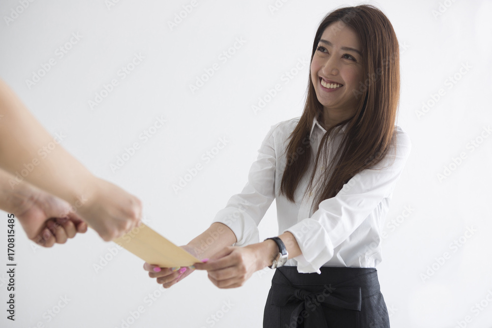 お給料をもらった女性 お給料をもらった女性