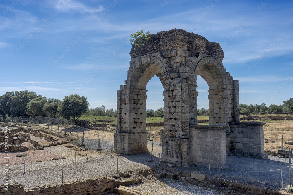 Arco de Cáparra en la Ruinas de la antigua ciudad romana de Cáparra en la comunidad de Extremadura, España
