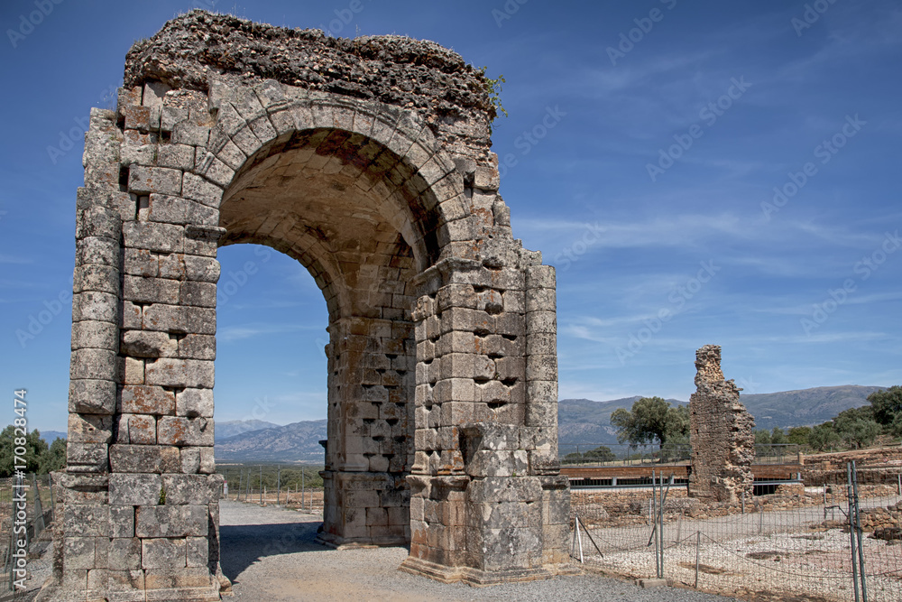 Arco de Cáparra en la Ruinas de la antigua ciudad romana de Cáparra en la comunidad de Extremadura, España