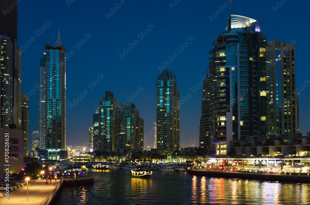 Obraz premium Dubai Marina at night. United Arab Emirates