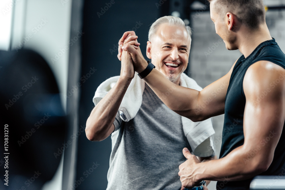 Obraz premium sportsman giving highfive to trainer